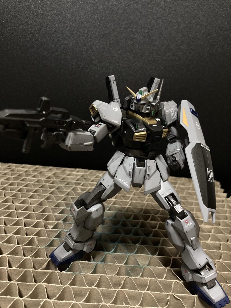 墨入れはタミヤのブラックを使用。グレーの装甲は黒鉄色で全体的にウェザリングしています。仕上げのトップコートは金属感を出したかったので半光沢を使用しましたが、そこまで質感が出ませんでした。。