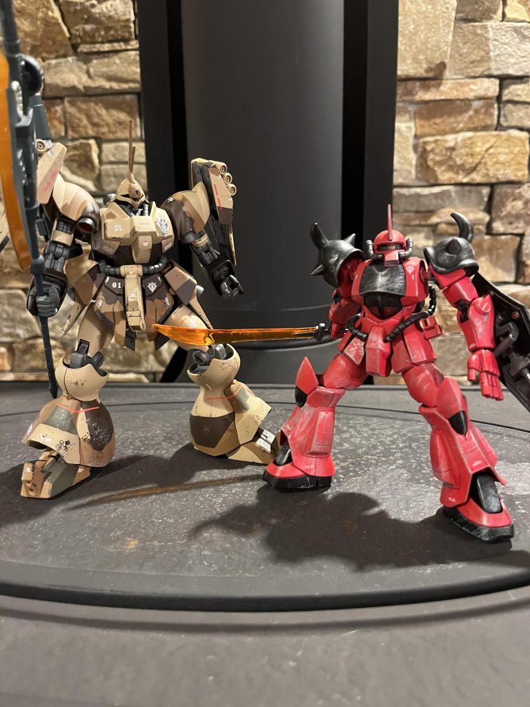 使ったパーツはヤクトドーガとオリジンの高機動型ザクⅡオルテガ機の斧にザクマシンガンをプラノコで切りタミヤセメントでつけたものです。