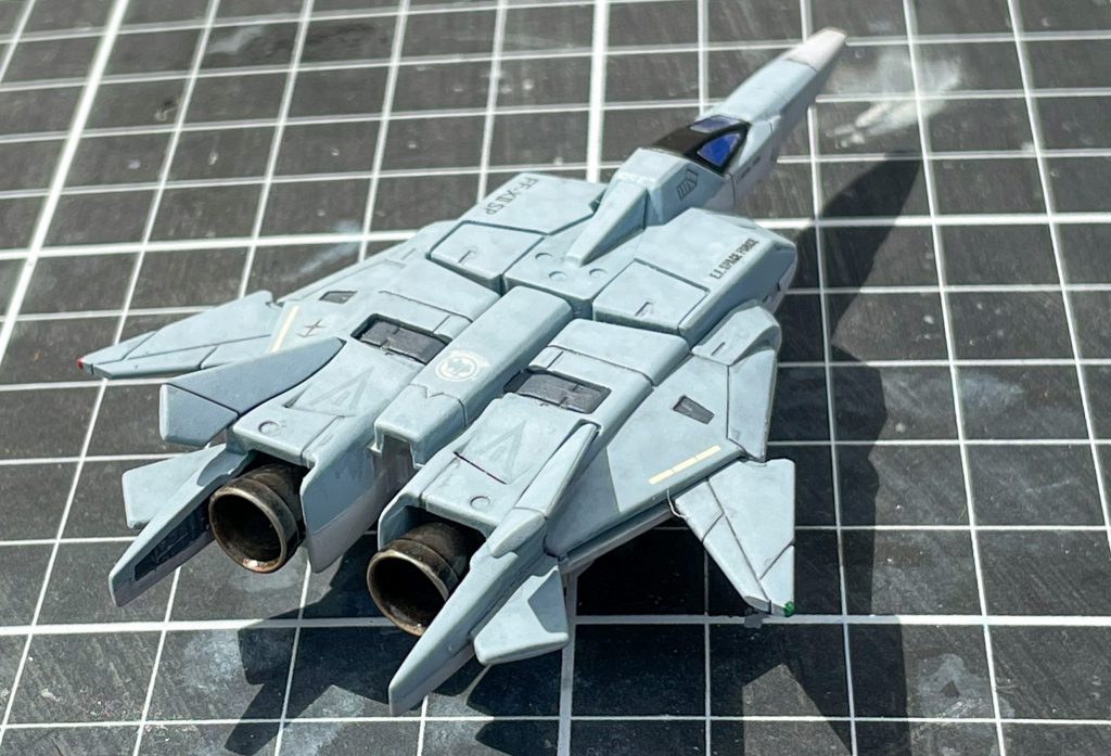 バーニアは縁を薄く削って、シルバーの上にスモークを塗装しています。可変翼は別パーツに見えるよう、塞がった穴を開口しスジボリを深くしています。