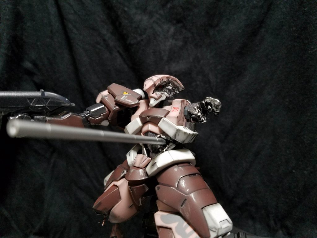 頭部や腕部、脚部関節を切断して、溶かしたりえぐったりして破壊された部分をエナメル線等ジャンクを使い再現、ダメージ塗装してます。