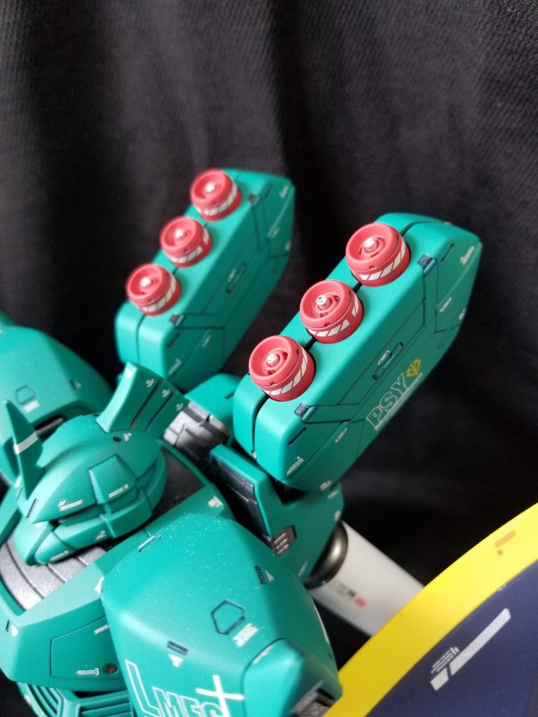 ファンネルコンテナはまんまサザビーですがカラーを本体色と同じにして一体感出してみました。ファンネルの展開が可能。