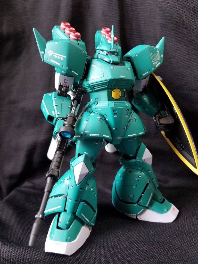 単純にエルメスっぽいカラーでアクセントにホワイトを足しています。ゲルググはモノアイをレンズパーツに交換、サザビーのバックパックを取り付けられるようにして、脚部装甲ずらし内部チラ見せ程度です。