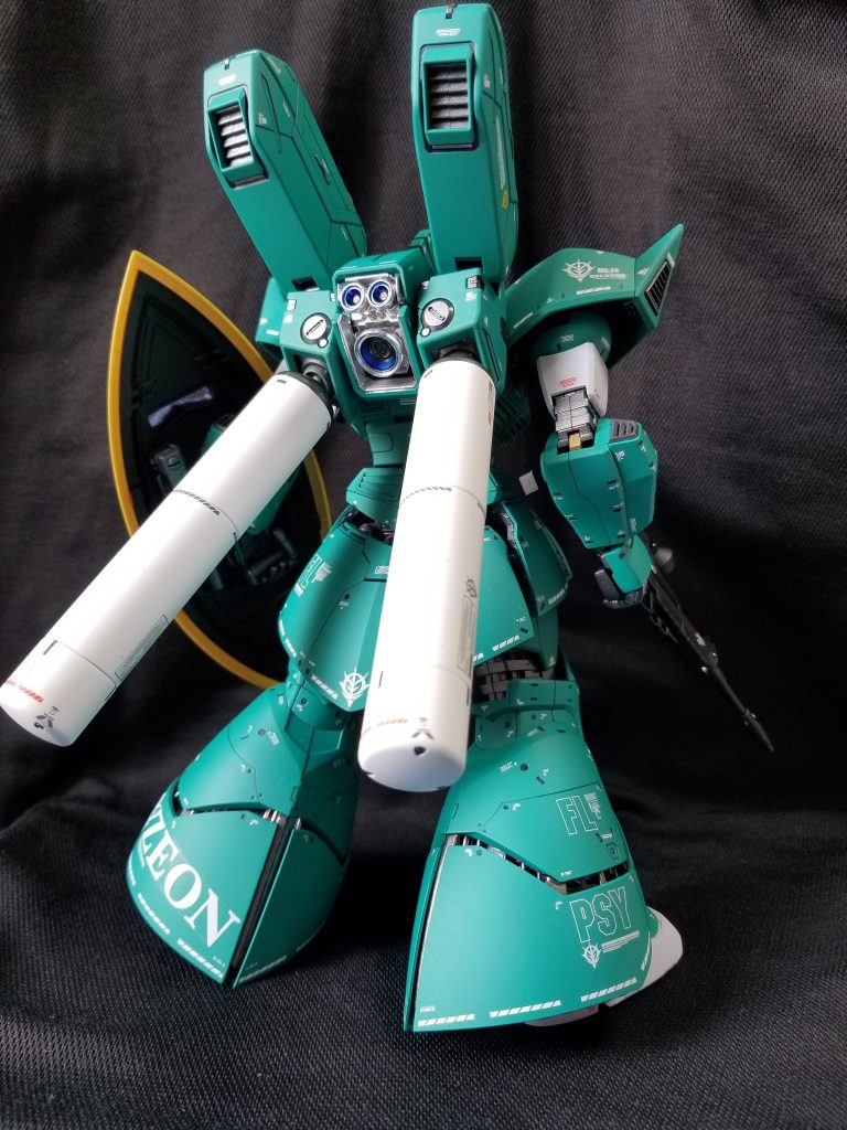 バックショット。サザビーのまんまなのでプロペラントタンクも着いてます。脚部装甲をずらして内部フレームを少し露出させています。