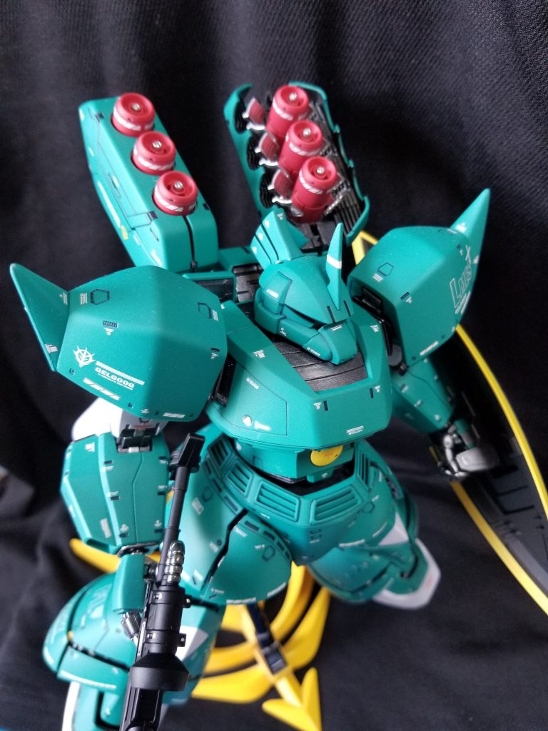 ファンネルは実線テスト用という事にしてサザビーと同型。コックピットを黄色くしたのはエルメスのイメージカラーを入れたかったためです。