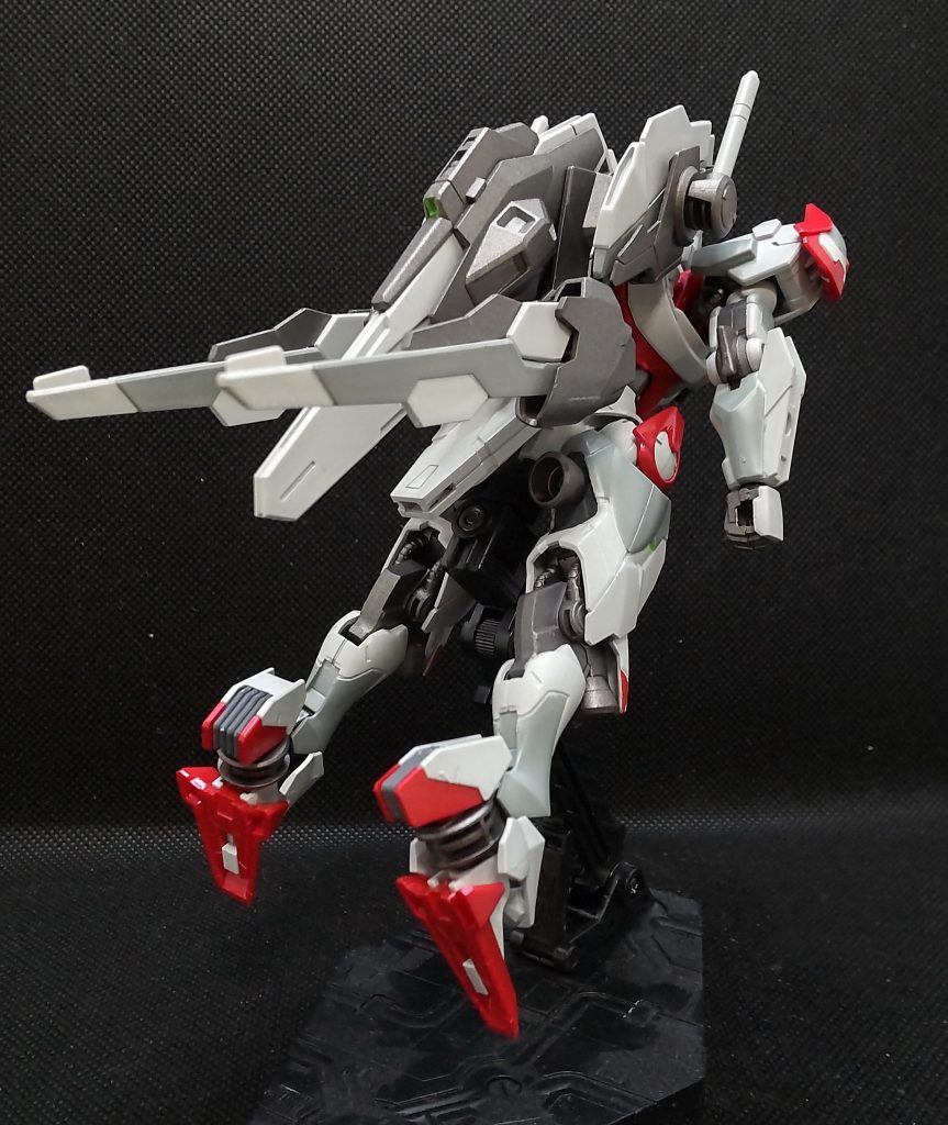 まずピンクをメタリックレッドに。あと白装甲を一部エアクラフトグレーにしてRGのような「白だけで複数のトーン」みたいにしてみました。