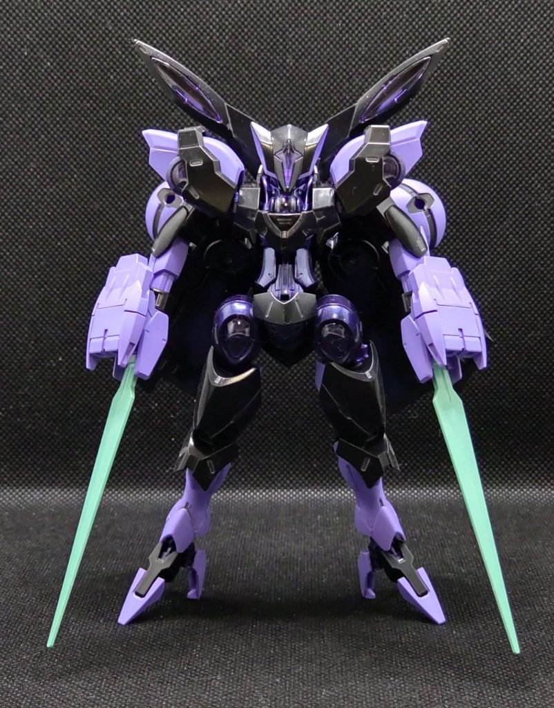 怒りに任せて仮組みもせず、パーツ切り出してそのまま塗装し完成と約一日で仕上げました(笑)もう勢いだけです。配色は白だったところがティターンズブルー1、濃い紫がメタリックパープル、薄い紫はカラーガイドに近い調色をした上でフラットベースを少々。なので一応全塗装です(笑)※ソードは色が良かったので成型色そのままなので厳密には全塗装ではないですねw