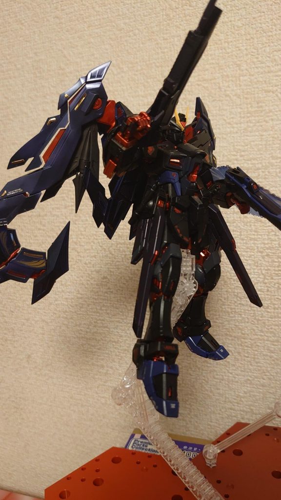 塗装はガンダムエアブラシシステムで、ロイヤルメタレッド、通常のブラシでMr.カラーのティターンズブルー1、ティターンズブルー2ロシアンエアクラフトブルー、ガイアノーツのパールマーズダークブルーを使用。