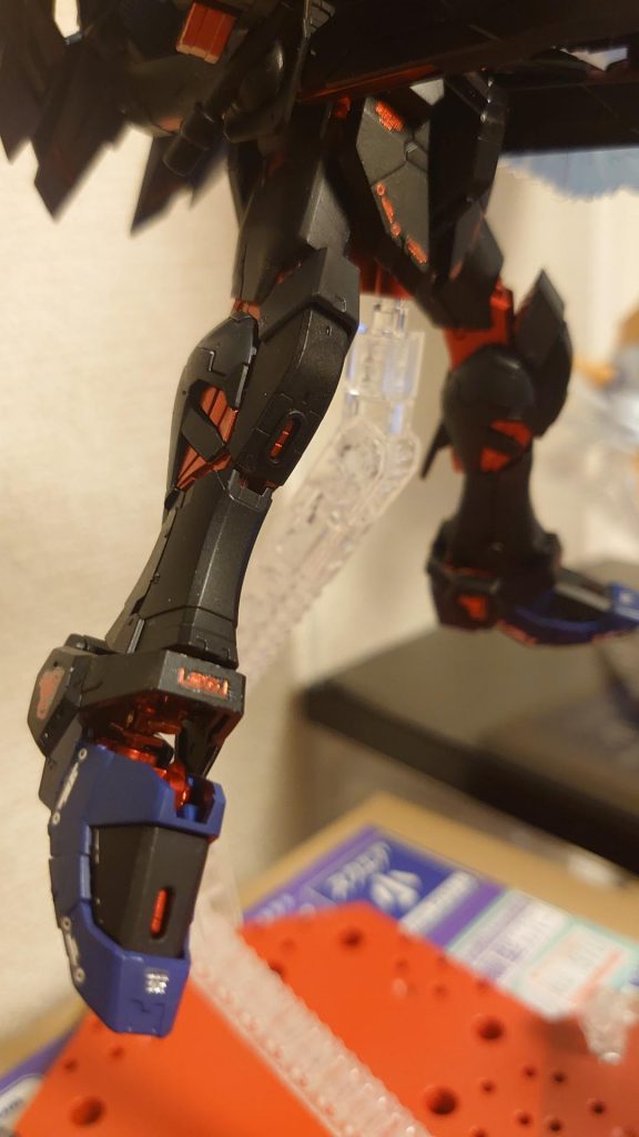 デカールはガイアノーツの水転写デカールのホイルシルバー、ホイルレッドを使用。ベースが濃い寒色系だと赤系のデカールが特に目立たずどうしたもんかと思ったところ、ミラー調のホイル経ならしっかり見えるようになってくれました。