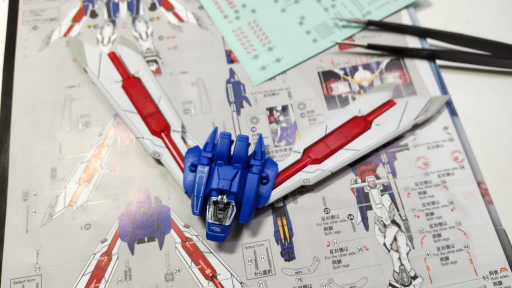 一応リアリスティックデカールも貼り始めたんですよ。でもこれ貼ったあとのトップコートがなんとなく違和感あるなと思ったので、思い切って後日出るであろう水転写式デカールを貼りたいなと思ったわけです。