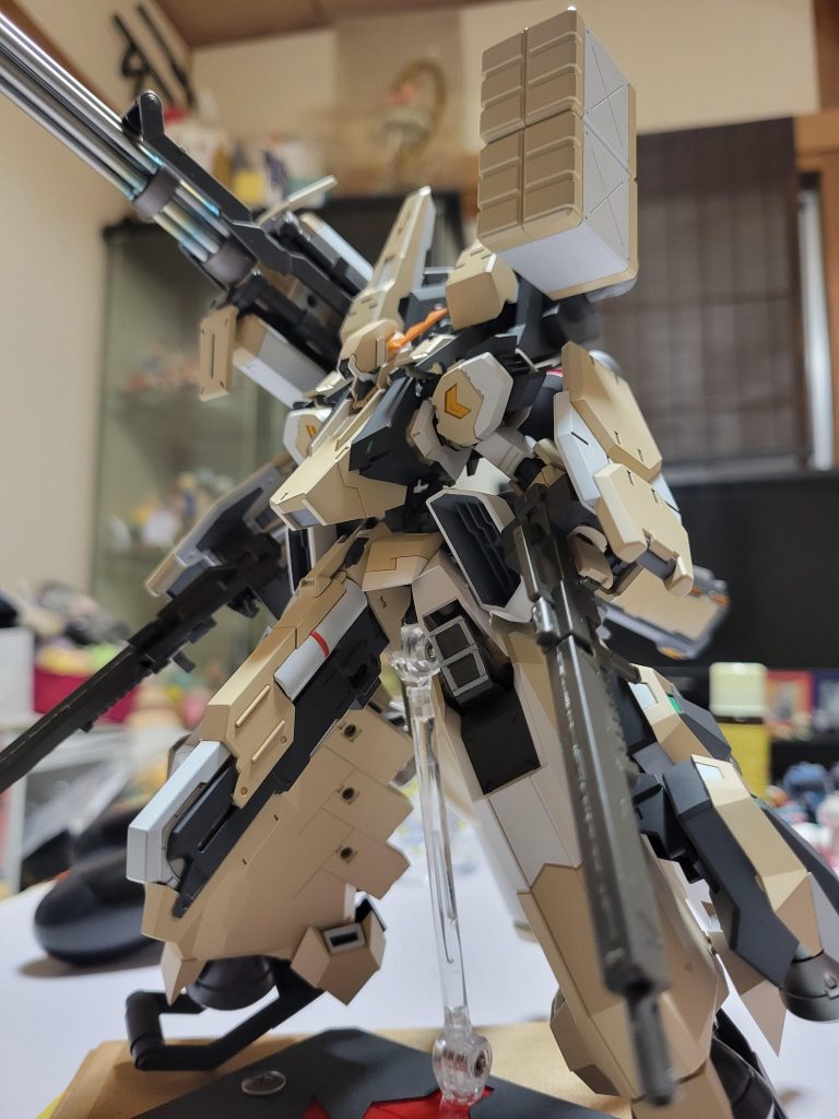 左肩は最初ミサイルコンテナを付けましたが、バランスが悪く感じたのでレドームに変更しました。