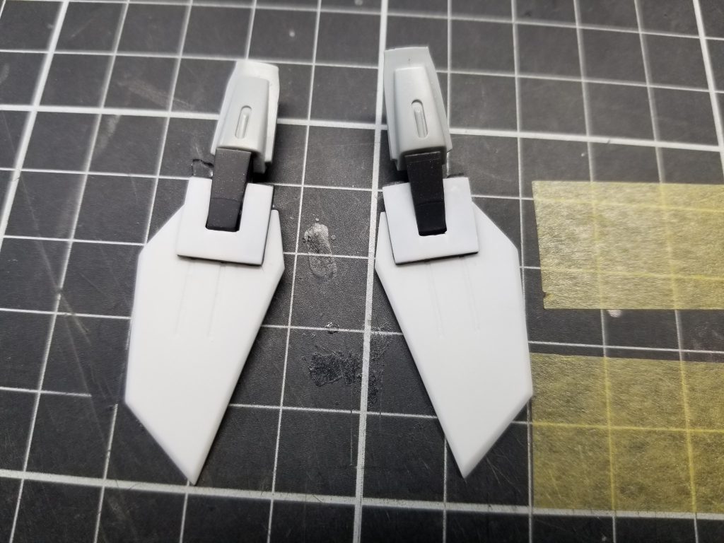 バックパックのスタビライザー状のパーツも、キットのは形状が気に入らなかったのでプラ板にてスクラッチ。接続パーツはジャンクから加工しています。