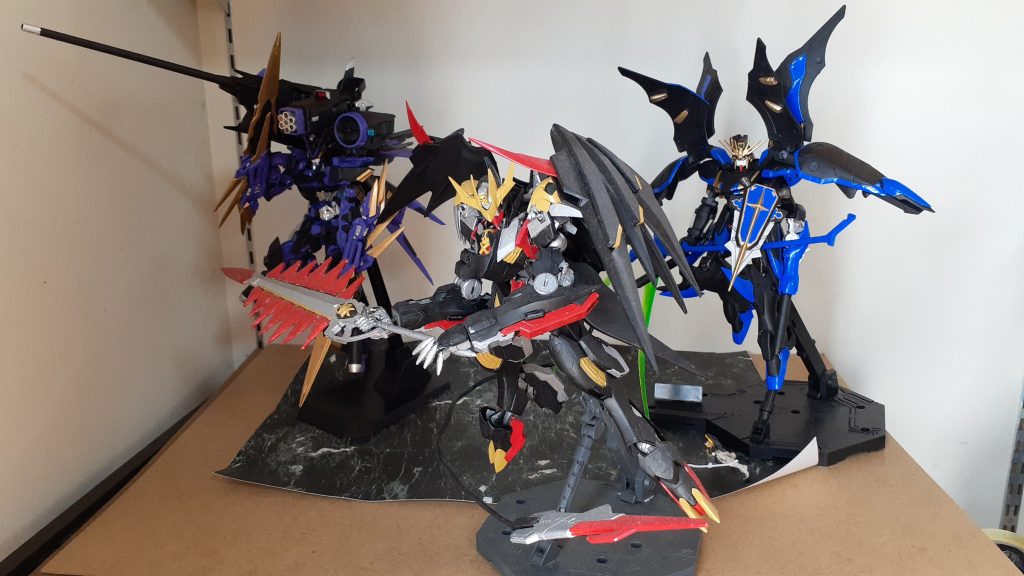 バルバドス-ディアボロス　　　　　　　　　　デス-ケルベロス　　　　　　　　　　　　　　　ブラック-ワイバーン-アストレイ　　　　　　　　　　　　　　3機集合影の部隊