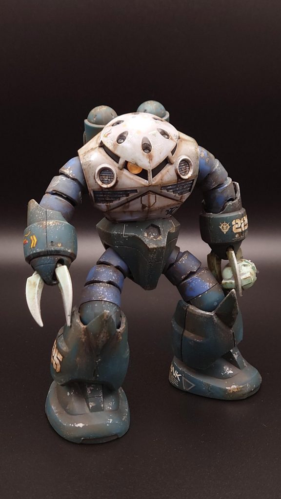 2022年4月の上旬に作成したものです。少し写真が暗いですが、後輩専用機として、左の腰あたりに頭文字を象ったマークを描いています。