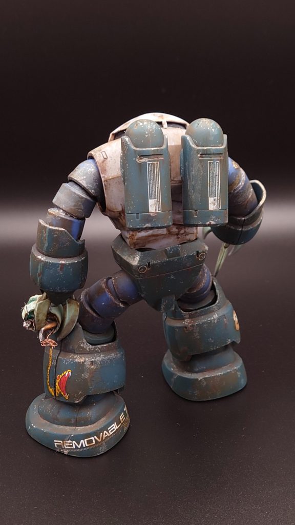 後ろも、サビ汚れなど加えています。