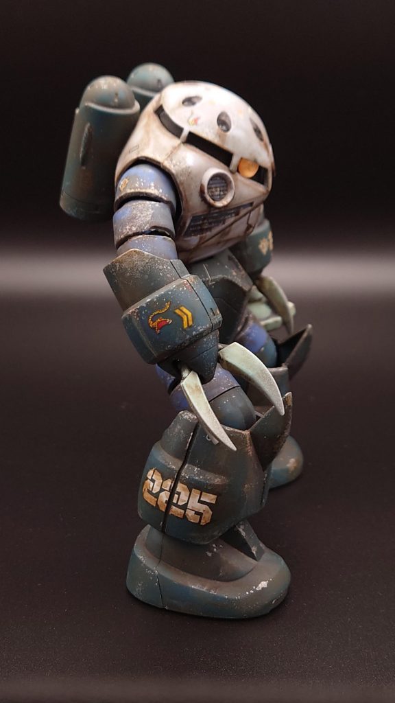 モノアイは、100均で見つけたクリスタルチャームシールのオレンジを削ったものに付け替えています。海蛇とナンバーのデカールは、ガスガンや電動ガンなどを取り扱っているショップで購入しました。