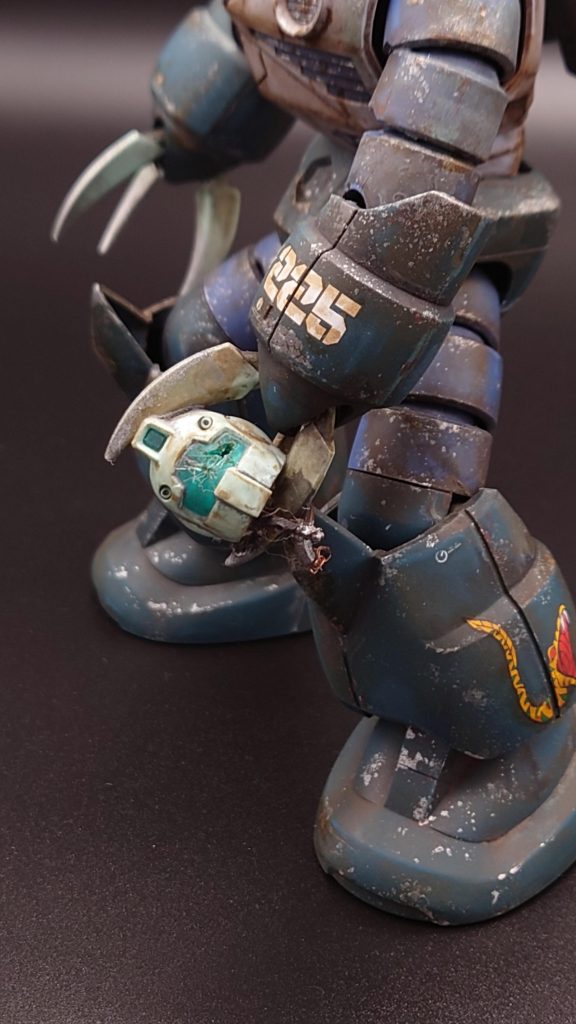 購入時からジムの頭は接着されており、こちらも全体的に汚しを入れ、メインカメラにヒビ割れを施しています。