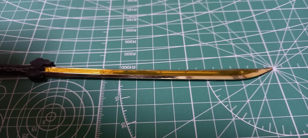 斬艦刀の刃にシルバーとゴールドのミラーフィニッシュ貼り付け