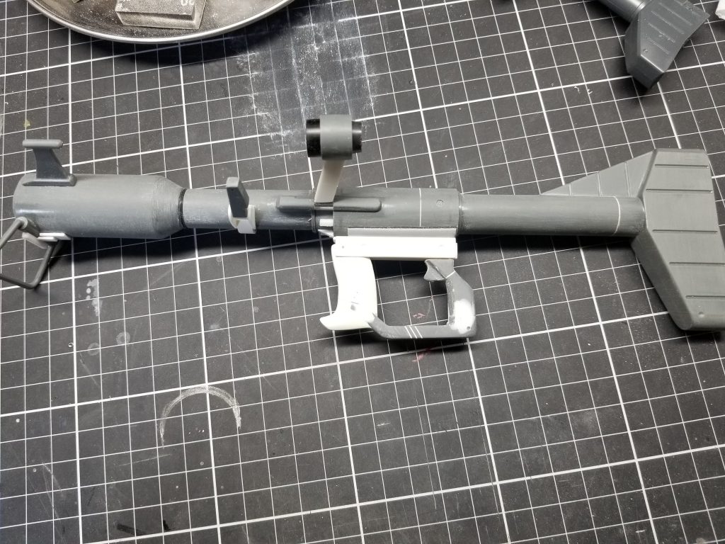 ジョニー機と言えばやっぱジャイアントバズでしょ？ってことで、このバズーカの為だけに旧キットの1/60ドムを購入😅MGなどを参考にしてそれらしくディテールアップしました。実は握り部は真鍮棒を使って角度をつけられるんですが、何せ手首が固定なので肩に乗せてのポージングが叶いませんでした(泣)