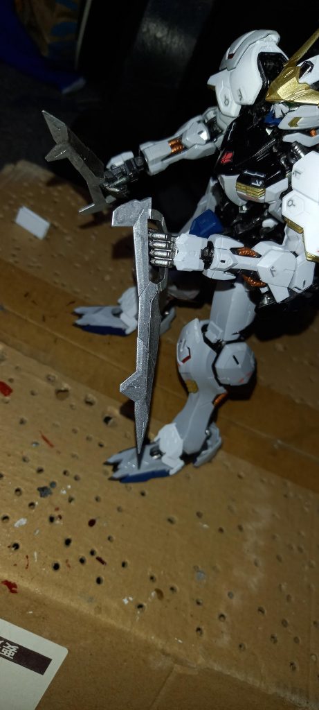 余った二つはちょうどいいぐらいの大きさで手に固定も出来たので双刀のダガーに