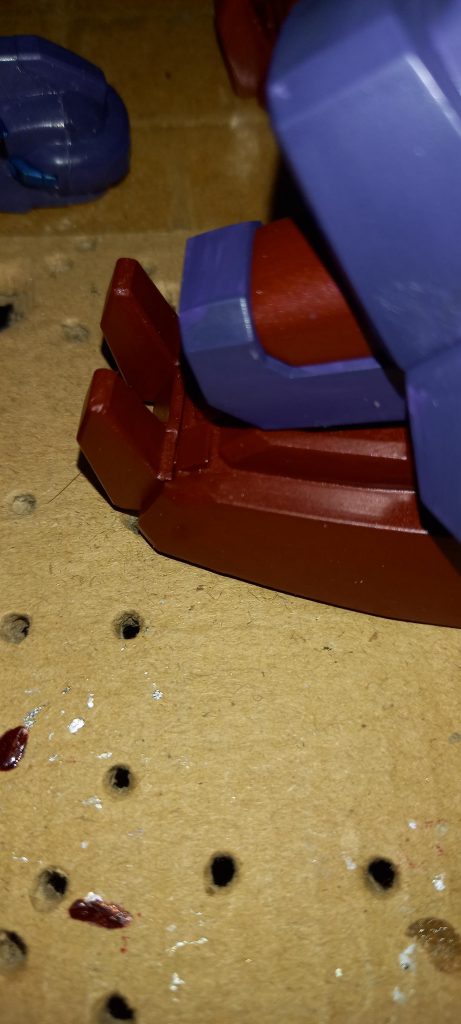 爪のところが肉抜きになってたのでプラ板で修正