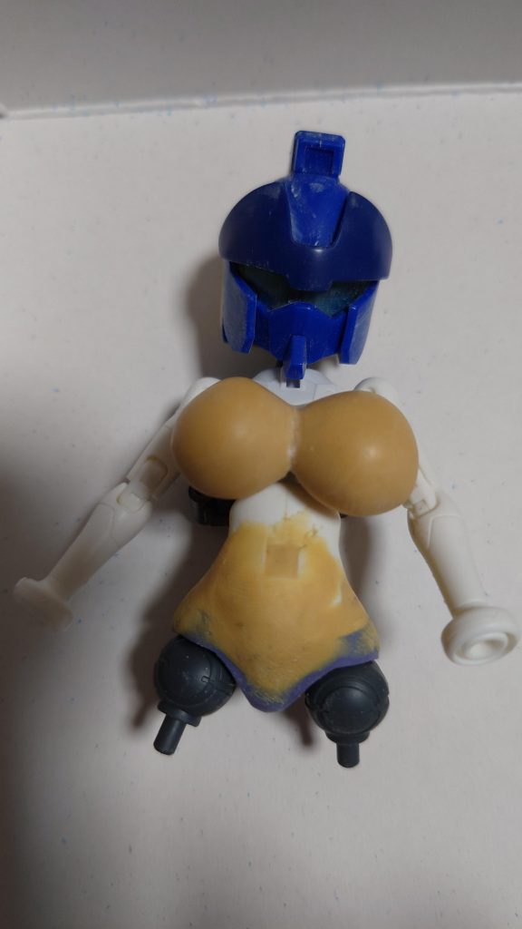 頭・・・馬超ブルーディスティニー(以後ブルーディスティニーはBDと表記)をベースにSD:BDを組み合わせました体・・・上半身はモビルドールメイ、胴体と下半身はモビルドールサラを使用しています。腕・・・肩と二の腕はモビルドールサラ、肩アーマーはGフレーム:BDを使用。腕はHG:BDとダイバーナミを組み合わせました。足・・・股間節のボールジョイントは30MSのナニカ、腿はモビルドールサラ、膝から下はGフレーム:BDを使用し一部HG:BDのビーム・サーベル収納ラックは活かしたかったのでそこは移植しています。中にダイバーナミの足パーツを打ち込み、足のパーツはダイバーナミを使用しました。