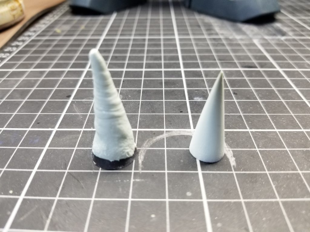 スパイク部分です。キットのパーツの上からエポパテを足して作製しました。左が加工前、右が加工後。