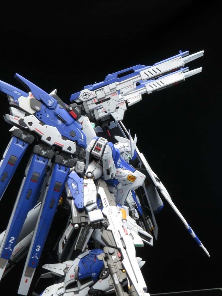 ビームキャノンはネオジム磁石で取り外し可能。また、ボールジョイントを仕込んでいるので上下左右に向きを変えられます。