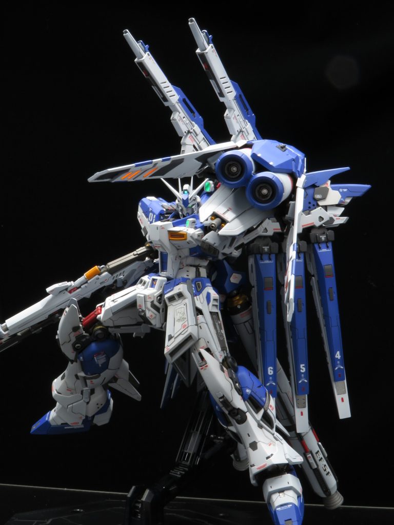 ハイメガシールドを構えて元のシールドはハイニュー付属のものではなく、RGν付属のものを使用しているので問題なく装着できます。