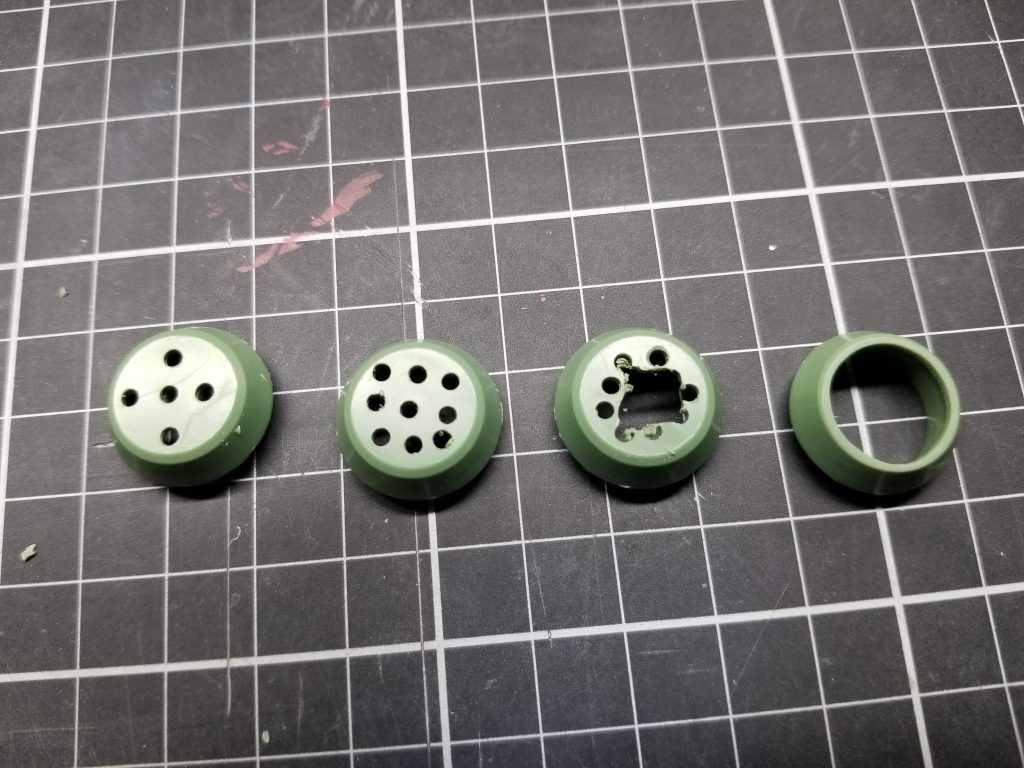 これは肘部分です。上で書いているとおり丸い部分を切り取り、プラ板にて別パーツ化して塗装もしやすくなりました。分かりやすく左から右へ作業進行順に置いてみました(笑)