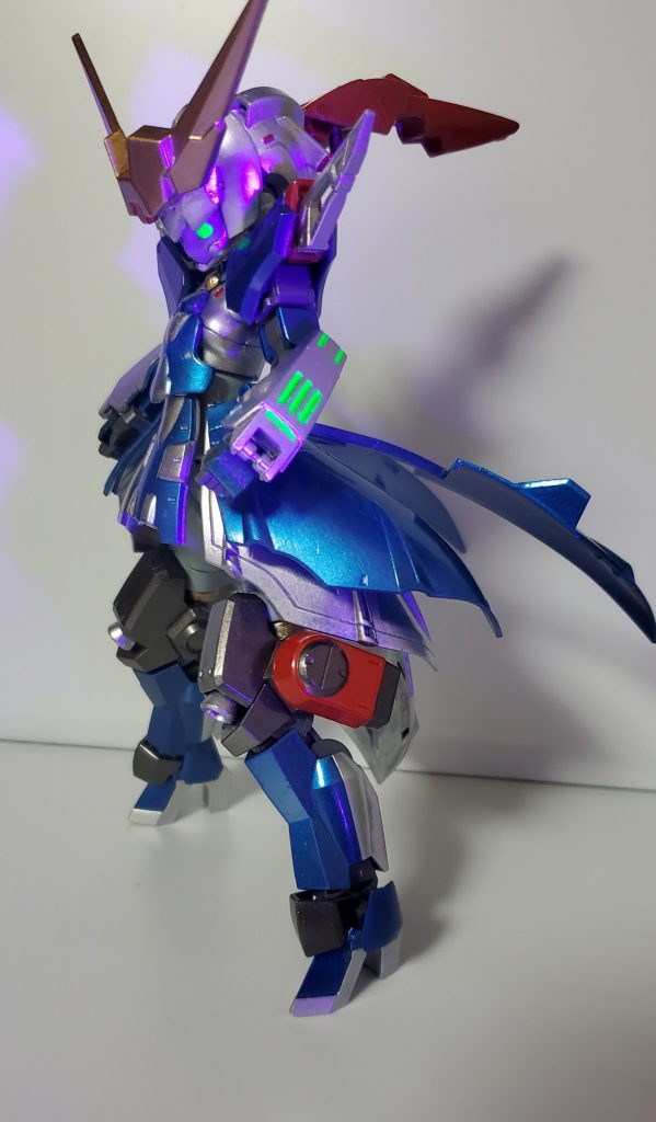 一部蛍光塗料なので、ブラックライトで光ります。