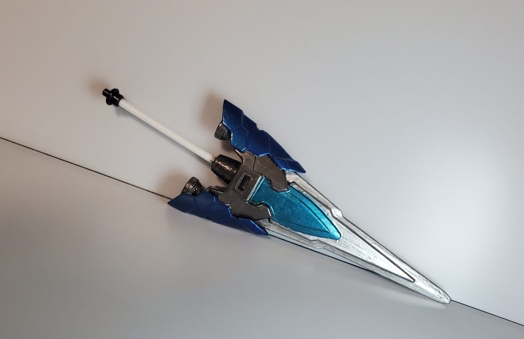 製剣・antinomy「こいつは「模造品」でありながら「本物」。剣が「聖剣」とされるのは、「手にした時」ではなく、「成し遂げた時」である。」この剣を作り上げた職人はそう語る。かつて勇者と呼ばれた者が手にしたと言う聖剣を真似て作られた剣。刃の下部にはブースターが内蔵されており、直線的に飛行、と言うよりは突っ込んで行く。