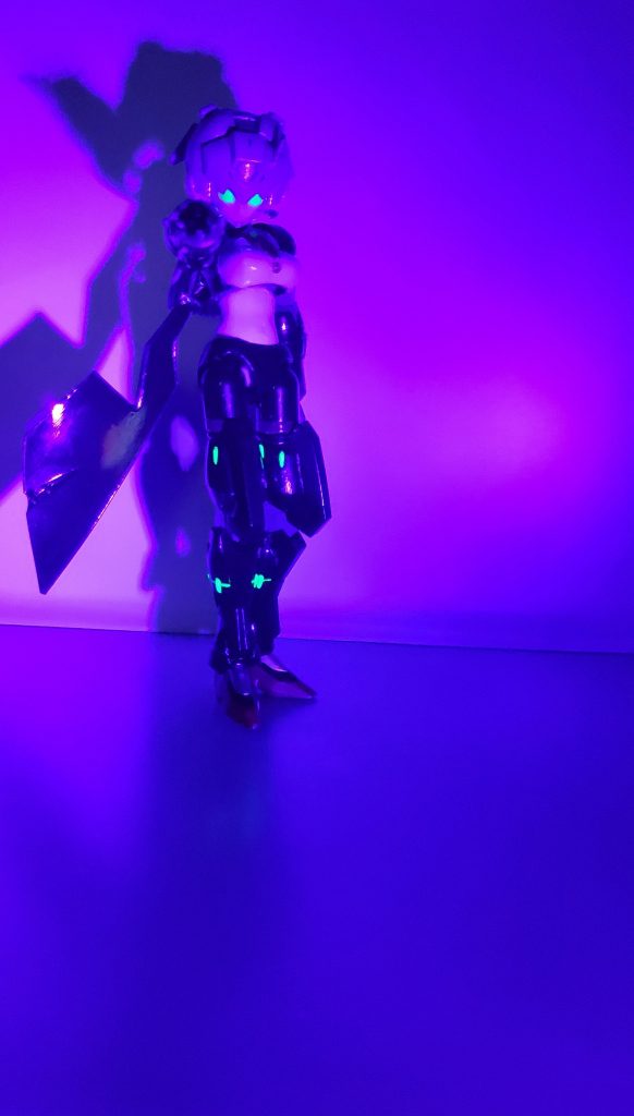 部屋を暗くして、ブラックライトだけで撮影。