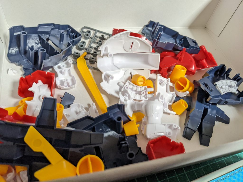 いつものようにまずは解体作業!結構古いキットだけあってパーツ数はそこまで多くないから組み立ては楽そうですねw