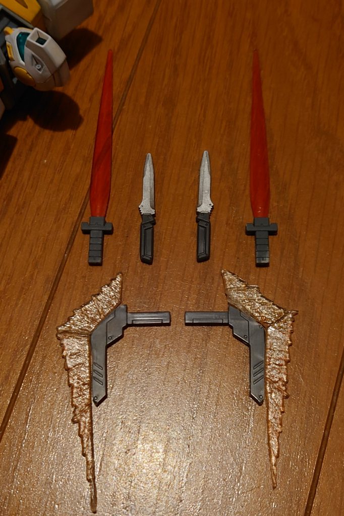 制作工程2:ビーム・トンファーは、WAVE製ウェポンキットよりトンファーの持ち手を。それからプラ板で少しガードを付けています。(この写真はガードを付ける前。)ノーマルダガーの方は今回はお留守番。