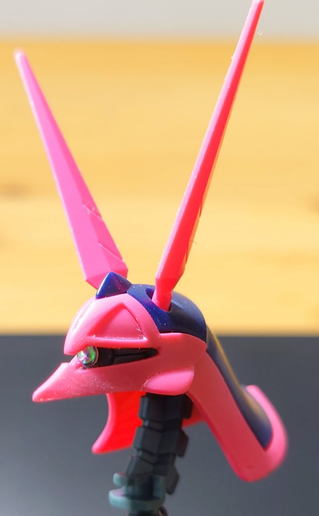 頭部に対してモノアイが小さすぎる気がしたので、モノアイ部分を削ってディテールアップパーツに置き換えました。