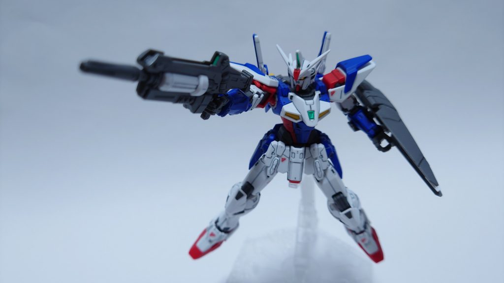 ガンダムジェミナス本体はヒロイックなカラーリングです。全身の不足している細かいグレーを塗り分けただけでかなりメカっぽくなりました。