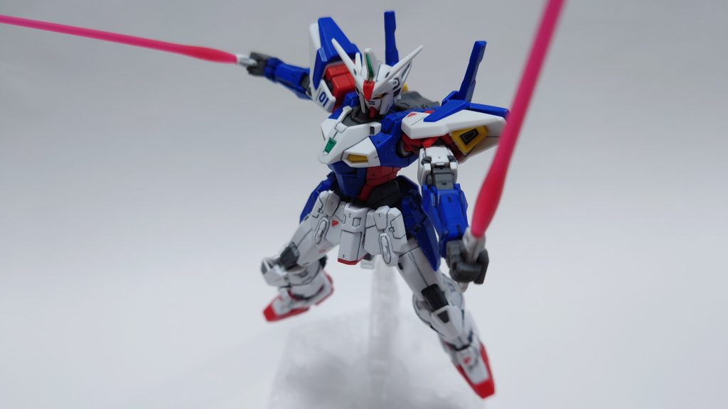 ビームソードは2本付属しています。本体はシンプルなデザインなのでほとんど干渉せずよく動きます。