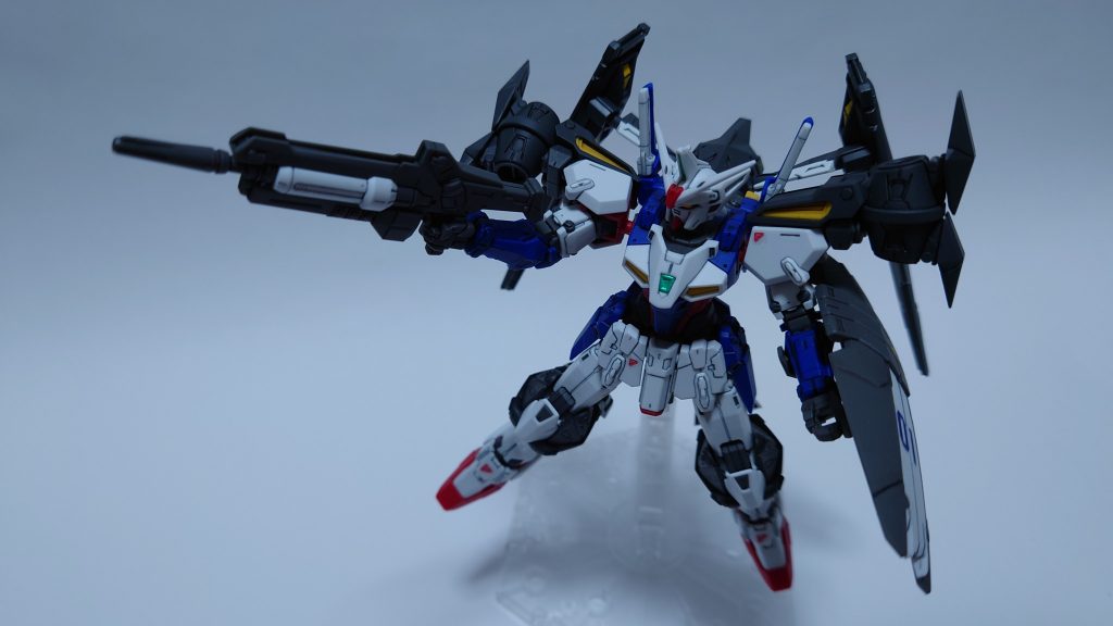 アサルトブースターダークグレーのユニットです。比較的シンプルなユニットですが一気に引き締った色合いになります。武装は本体と同じ物を引き継ぎます。