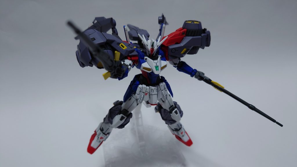 高機動型ユニットライトグレーのユニットです。こちらは目を引くパーツが多く派手な印象になります。ビームランチャーは手に持たせることもできます。イエローをいい感じに発色させるのがかなり大変でした。