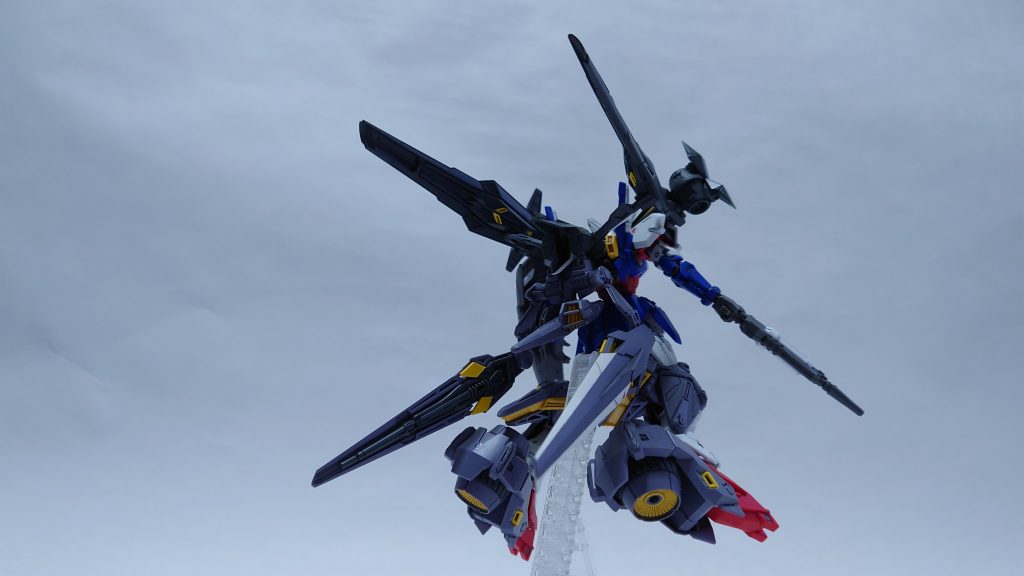 合体形態ではウイングが干渉しないように後ろ方向に流すことになるのですが、背面は刺々しさに差し色のイエローが散りばめられものすごいことになってます。このキットの醍醐味と言っても過言ではありません。