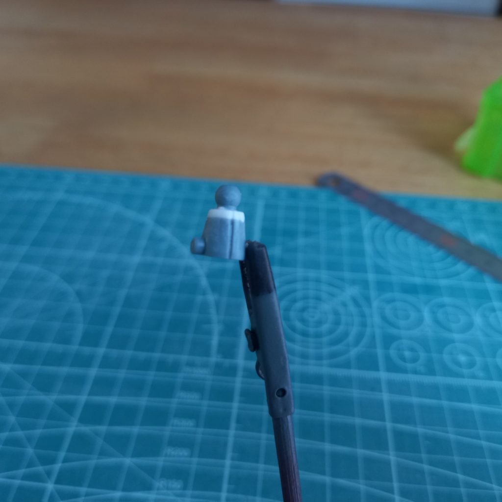 キットそのままでは頭部を左右にあまり振れず、ポージングがつけにくかったので、首を延長しました❗