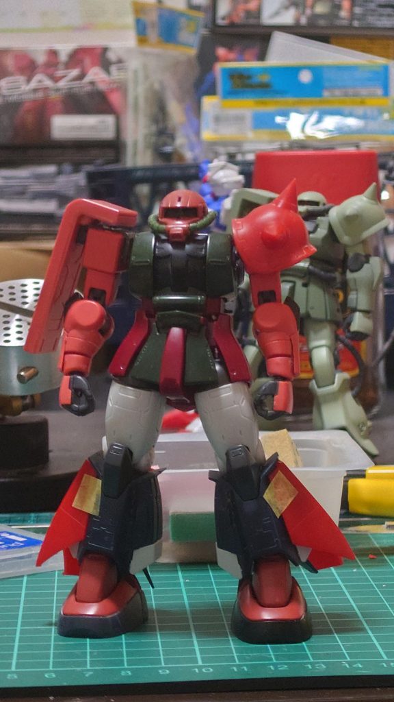 オリジンザクに新HGUCの腕を付けるのは簡単です。旧キットの脚のカバーもご覧の通りピッタリなのですが、プロポーションが違うので若干寸足らずです。ここをプラ板で延長する必要があります。