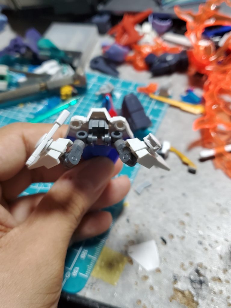 リアスカートから接続アームを繋げサイドスカートを可動式に。