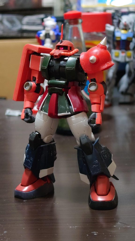 脚のカバーはただ被せているだけなので、脱がせるとククルス・ドアンの島に出できたシャア専用高機動型ザクに近いシルエットにする事も可能です。そうそう、ミキシングに使用した旧キットMS06-R2ですが、元々このキットMS06-RにR2用のパーツをランナー単位で追加する構成になっているので、使わなかったパーツでMS06-Rがまるっと作れちゃいます。とってもエコなミキシング素材だったりします。