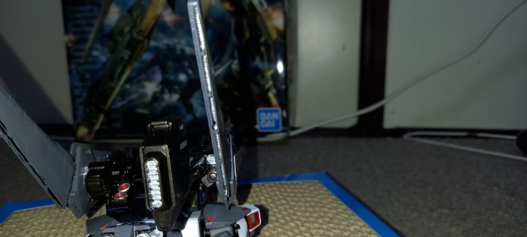 自作のバインタースラスター。角棒で骨格を作りつつちまちま切れ込みをいれてスラスター風に