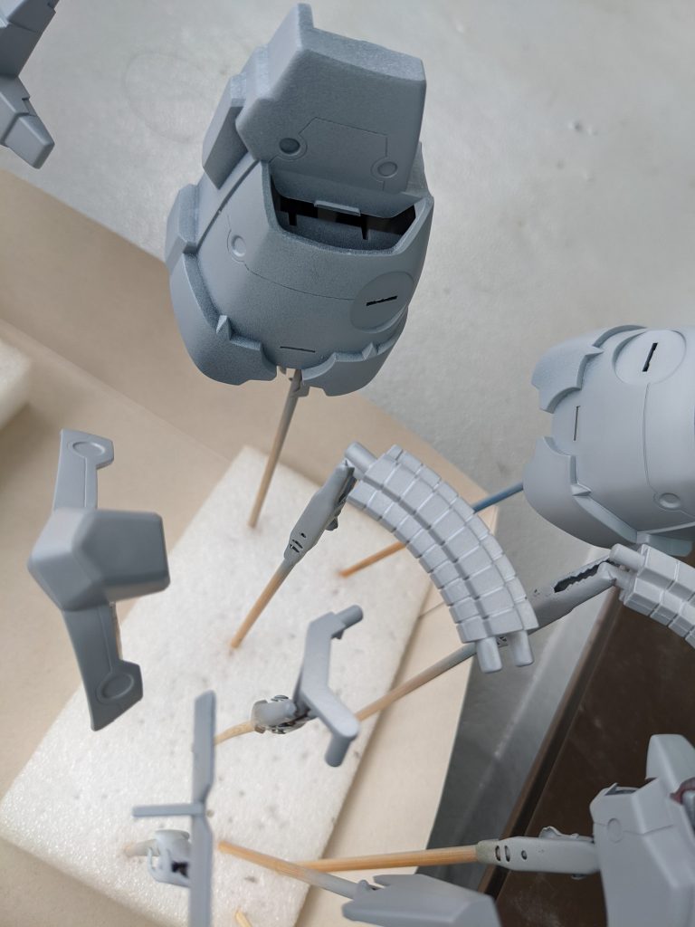 洗ってたパーツが乾いてからはサフ!これだけは缶スプレー使います♪