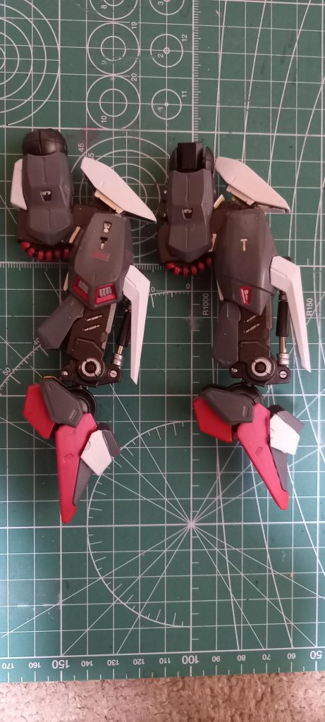 脚部、左がキット、右が加工後これだけで全然違います。が、カットしたとこが空洞になるのでそこを違和感なく稼働しつつ埋めるのが大変でした