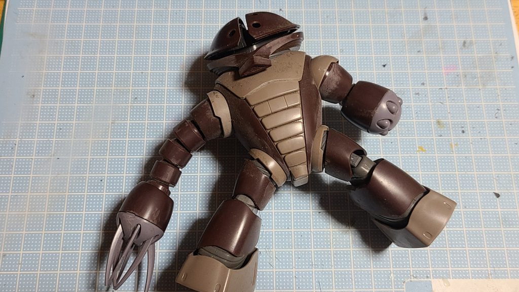 本当は作りかけのHGUCアッガイを数年ぶりに発見し、コレで試そうかと思ったのですが・・・いまだ続くガンプラ飢餓状態に流石にしり込み・・・そこで積プラの中にあった旧キットアッガイで高まる欲望の処理を行った訳です。