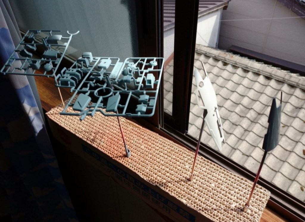 こんな塗り方してたらダメですよね。あとでゲート跡のタッチアップで余計に時間がかかりますし…