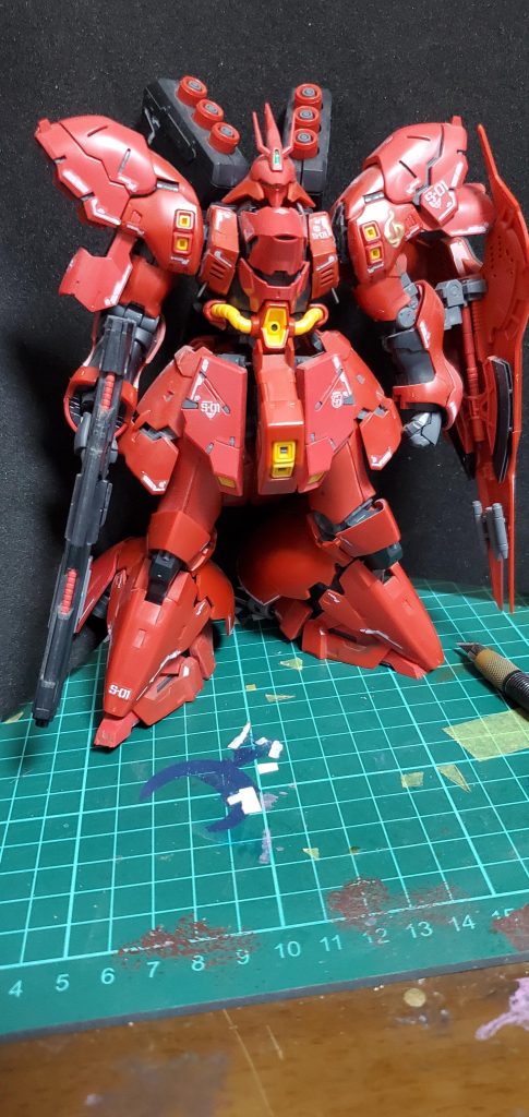 まずは塗装前。塗装するのになぜシールまで貼っているの??と思われたでしょうがこちらのサザビー、リサイクルショップで安価で売っていたのを購入したものとなっております。なので武器も足りませんがそこは仕方ないと割り切っています🥺